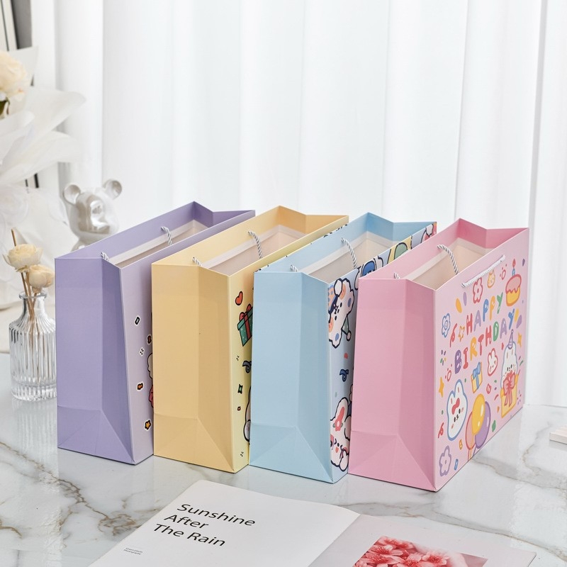 Kraft papírtáska aranyos rajzolt nyuszival, nyomtatási film eljárás, rajzfilm stílus, alkalmas ajándékokra vásárokon, logó nélküli