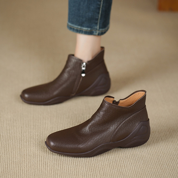 Sievietēm īsi zābaki no jēra ādas ar apaļu purnu, sānu rāvējslēdzēju, zemu platā papēdi, gumijas zole