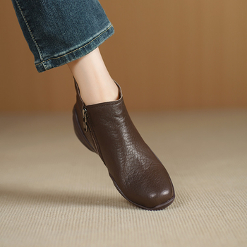 Sievietēm īsi zābaki no jēra ādas ar apaļu purnu, sānu rāvējslēdzēju, zemu platā papēdi, gumijas zole