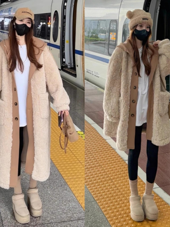 Moterų dirbtinio avies kailio paltas, vidutinio ilgio, su gobtuvu, kailio apykakle, užsegamas sagomis, kišenės