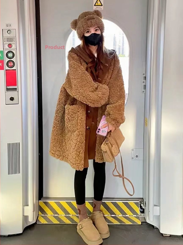 Moterų dirbtinio avies kailio paltas, vidutinio ilgio, su gobtuvu, kailio apykakle, užsegamas sagomis, kišenės