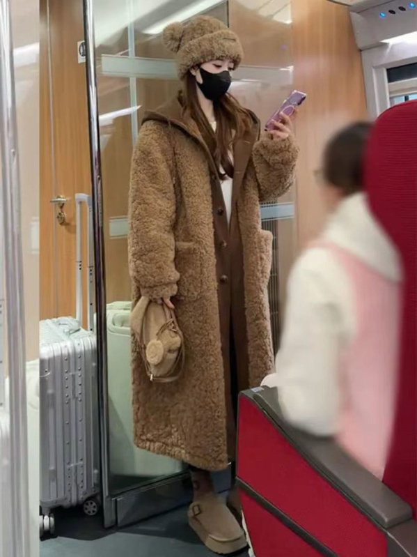 Moterų dirbtinio avies kailio paltas, vidutinio ilgio, su gobtuvu, kailio apykakle, užsegamas sagomis, kišenės