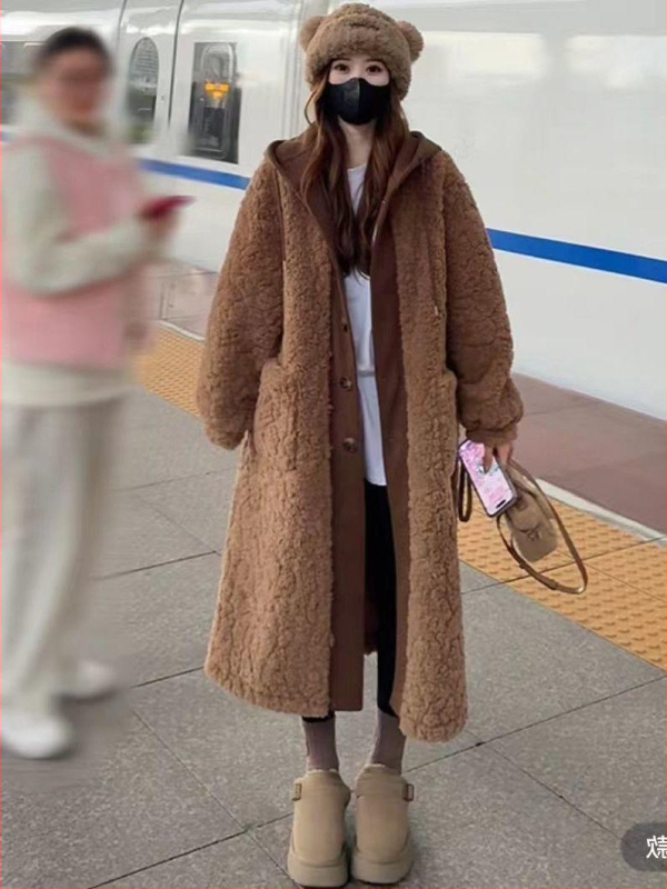 Moterų dirbtinio avies kailio paltas, vidutinio ilgio, su gobtuvu, kailio apykakle, užsegamas sagomis, kišenės