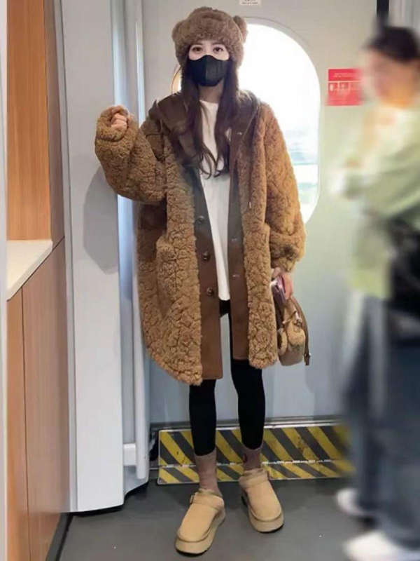 Moterų dirbtinio avies kailio paltas, vidutinio ilgio, su gobtuvu, kailio apykakle, užsegamas sagomis, kišenės