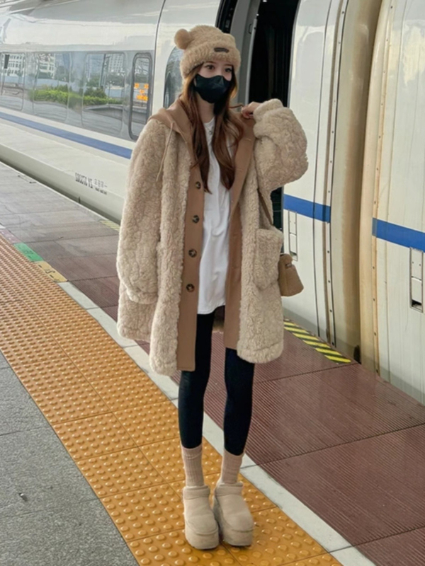 Moterų dirbtinio avies kailio paltas, vidutinio ilgio, su gobtuvu, kailio apykakle, užsegamas sagomis, kišenės