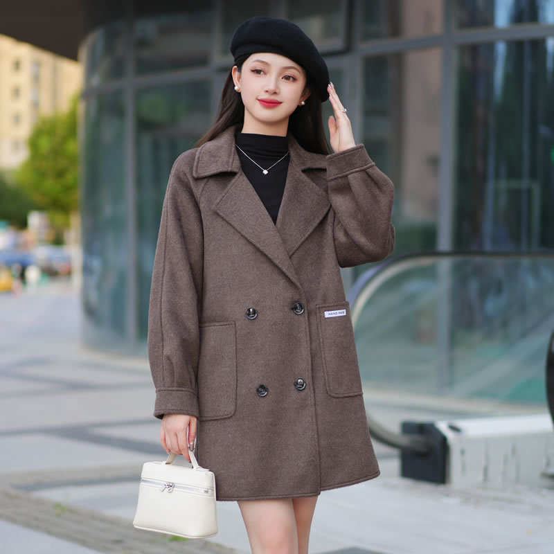 Moteriškas vilnos paltas, vidutinio ilgio, stora medžiaga, su apykakle ir dvigubu užsegimu, vientisos spalvos