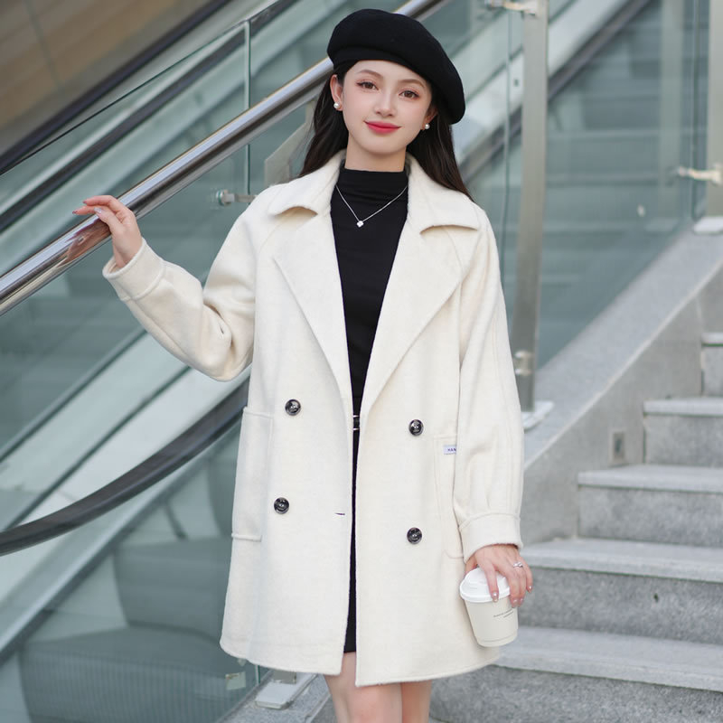 Moteriškas vilnos paltas, vidutinio ilgio, stora medžiaga, su apykakle ir dvigubu užsegimu, vientisos spalvos