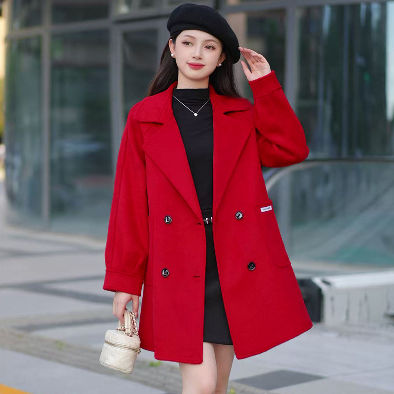 Moteriškas vilnos paltas, vidutinio ilgio, stora medžiaga, su apykakle ir dvigubu užsegimu, vientisos spalvos