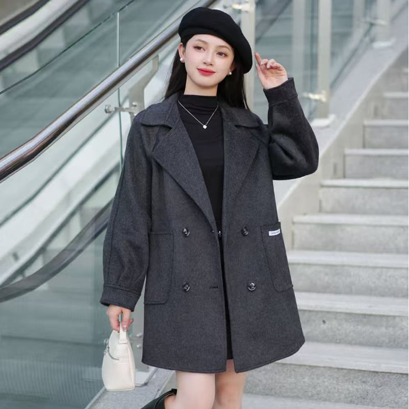 Moteriškas vilnos paltas, vidutinio ilgio, stora medžiaga, su apykakle ir dvigubu užsegimu, vientisos spalvos