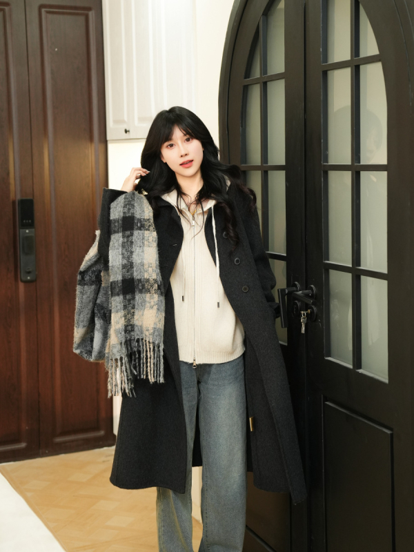 Женско вълнено палто, свободен силует, дебело, средна дължина 65–80 см, яка с лацкани