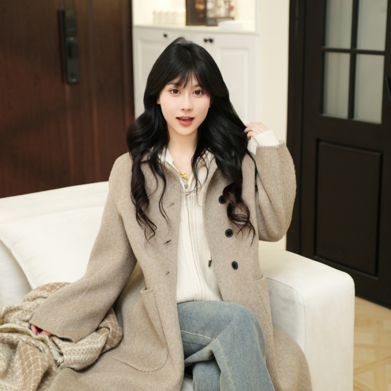 Женско вълнено палто, свободен силует, дебело, средна дължина 65–80 см, яка с лацкани