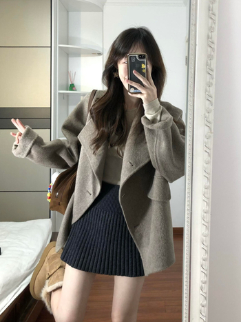 Vilnonis paltas su kailine apykakle, vientisas raštas, trumpas siluetas, laisvas kirpimas, ilgos rankovės (Žiemos kolekcija 2025)