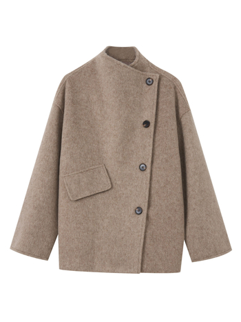 Vilnonis paltas su kailine apykakle, vientisas raštas, trumpas siluetas, laisvas kirpimas, ilgos rankovės (Žiemos kolekcija 2025)