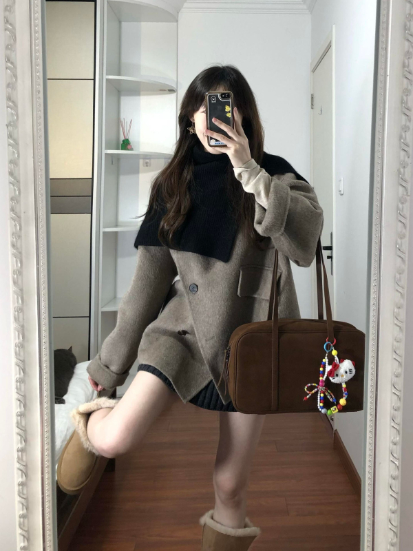 Vilnonis paltas su kailine apykakle, vientisas raštas, trumpas siluetas, laisvas kirpimas, ilgos rankovės (Žiemos kolekcija 2025)