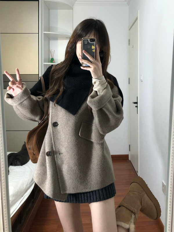 Vilnonis paltas su kailine apykakle, vientisas raštas, trumpas siluetas, laisvas kirpimas, ilgos rankovės (Žiemos kolekcija 2025)