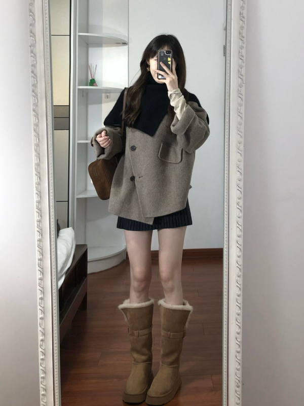 Vilnonis paltas su kailine apykakle, vientisas raštas, trumpas siluetas, laisvas kirpimas, ilgos rankovės (Žiemos kolekcija 2025)