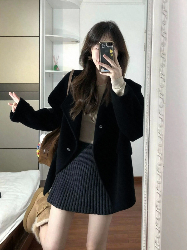 Vilnonis paltas su kailine apykakle, vientisas raštas, trumpas siluetas, laisvas kirpimas, ilgos rankovės (Žiemos kolekcija 2025)