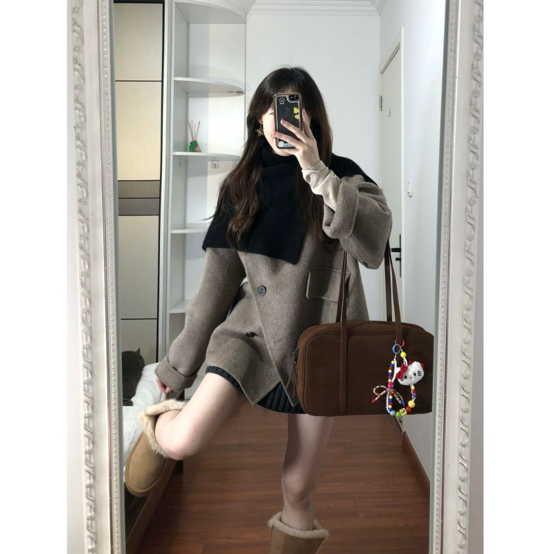 Vilnonis paltas su kailine apykakle, vientisas raštas, trumpas siluetas, laisvas kirpimas, ilgos rankovės (Žiemos kolekcija 2025)