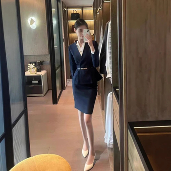 Sieviešu biroja kostīms ar svārkiem, poliesteris 95%+, ar spandeksu <30%, garas piedurknes, shrug stila jaka, rudens 2024