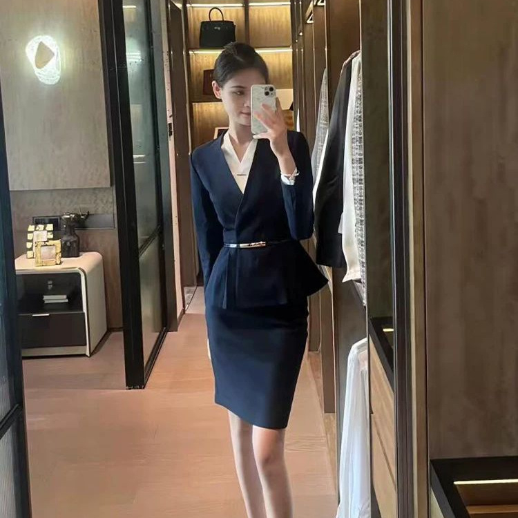 Sieviešu biroja kostīms ar svārkiem, poliesteris 95%+, ar spandeksu <30%, garas piedurknes, shrug stila jaka, rudens 2024