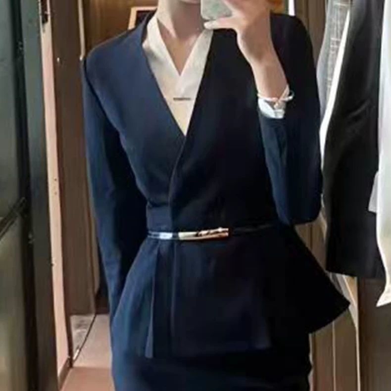 Sieviešu biroja kostīms ar svārkiem, poliesteris 95%+, ar spandeksu <30%, garas piedurknes, shrug stila jaka, rudens 2024