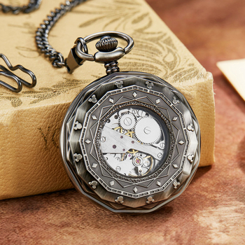 Antikvarinis kišeninis laikrodis su atvira priekine puse, graviruotas traukinių motyvas, skaidrus galinis dangtelis, rankinis mechaninis judėjimas, lydinio korpusas