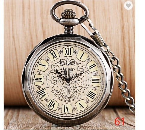 Antikvarinis kišeninis laikrodis su atvira priekine puse, graviruotas traukinių motyvas, skaidrus galinis dangtelis, rankinis mechaninis judėjimas, lydinio korpusas