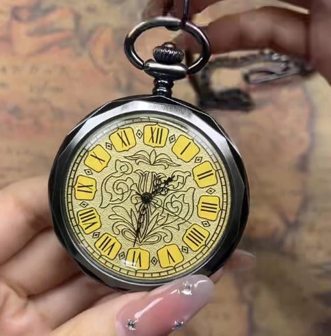 Antikvarinis kišeninis laikrodis su atvira priekine puse, graviruotas traukinių motyvas, skaidrus galinis dangtelis, rankinis mechaninis judėjimas, lydinio korpusas