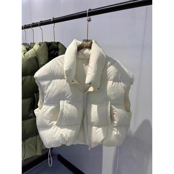 Naistele mõeldud lühike vatiinist vest, seisev krae ja tõmblukk — väline materjal: polüester, täidis: puuvill, pikkus 50–65 cm