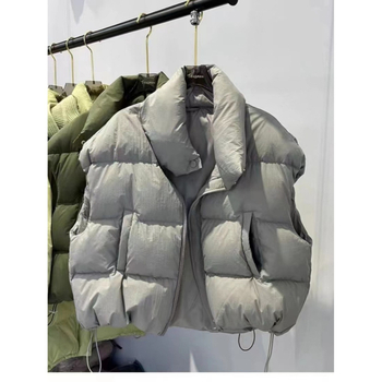 Naistele mõeldud lühike vatiinist vest, seisev krae ja tõmblukk — väline materjal: polüester, täidis: puuvill, pikkus 50–65 cm