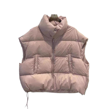 Naistele mõeldud lühike vatiinist vest, seisev krae ja tõmblukk — väline materjal: polüester, täidis: puuvill, pikkus 50–65 cm