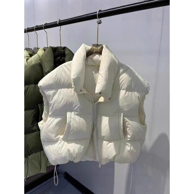 Naistele mõeldud lühike vatiinist vest, seisev krae ja tõmblukk — väline materjal: polüester, täidis: puuvill, pikkus 50–65 cm