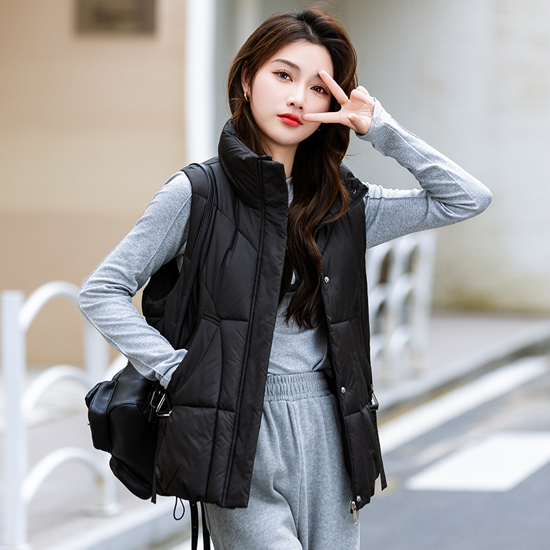 Sieviešu veste no poliestera ar pūka un kokvilnas pildījumu, brīvā piegriezuma, augsts apkaklis, rāvējslēdzējs