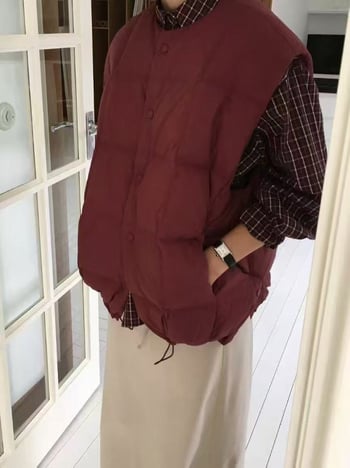 Vesta damă fără mâneci, cu umplutură din puf de rață alb, lungime medie, guler rotund, stil cardigan/relaxed