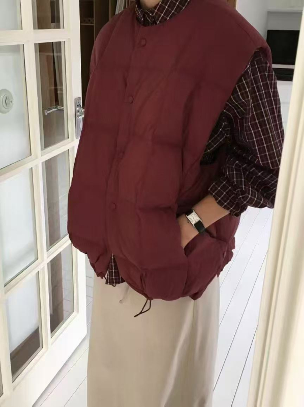 Vesta damă fără mâneci, cu umplutură din puf de rață alb, lungime medie, guler rotund, stil cardigan/relaxed