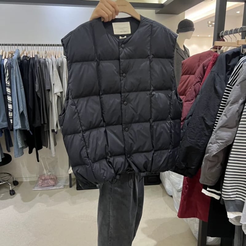 Vesta damă fără mâneci, cu umplutură din puf de rață alb, lungime medie, guler rotund, stil cardigan/relaxed
