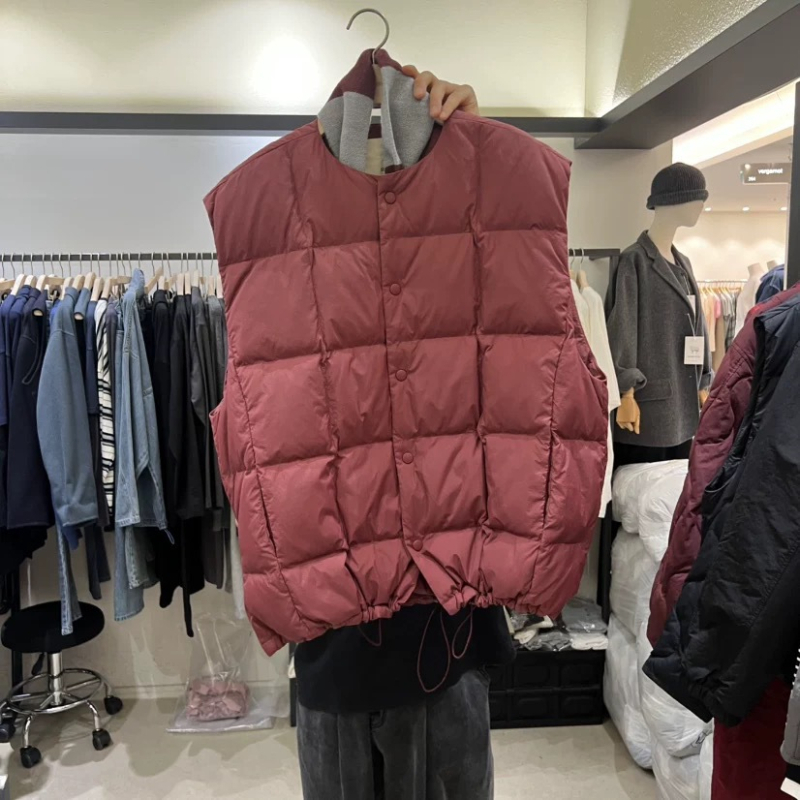 Vesta damă fără mâneci, cu umplutură din puf de rață alb, lungime medie, guler rotund, stil cardigan/relaxed