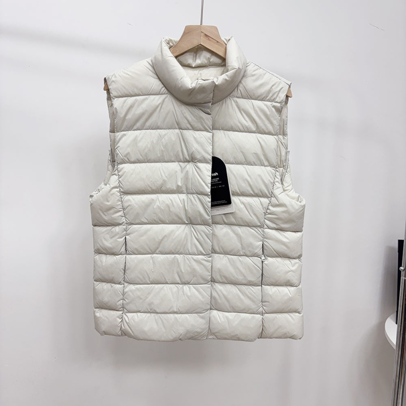 Vesta cu puf din nylon, conținut puf 86–90%, umplutură din puf de rață, grosime medie