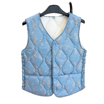 Vesta din bumbac cu model în carouri, exterior din poliester, căptușeală din bumbac, decolteu în V, grosime medie