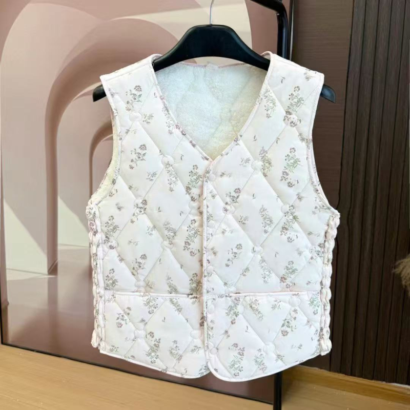 Vesta din bumbac cu model în carouri, exterior din poliester, căptușeală din bumbac, decolteu în V, grosime medie