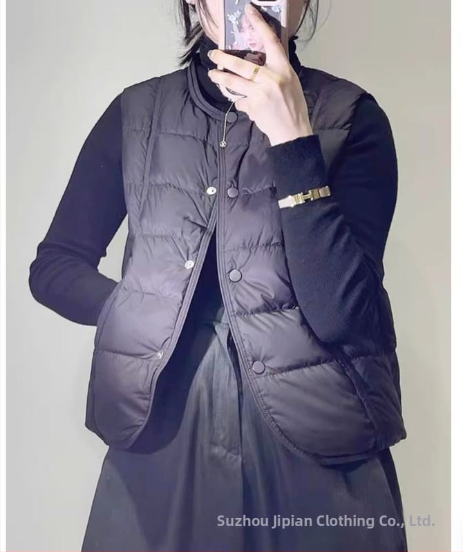 Дамска пухова жилетка без ръкави, кръгло деколте, свободен силует, пух от патица 86–90%, полиестерна материя, дължина обикновен стил, зима 2025