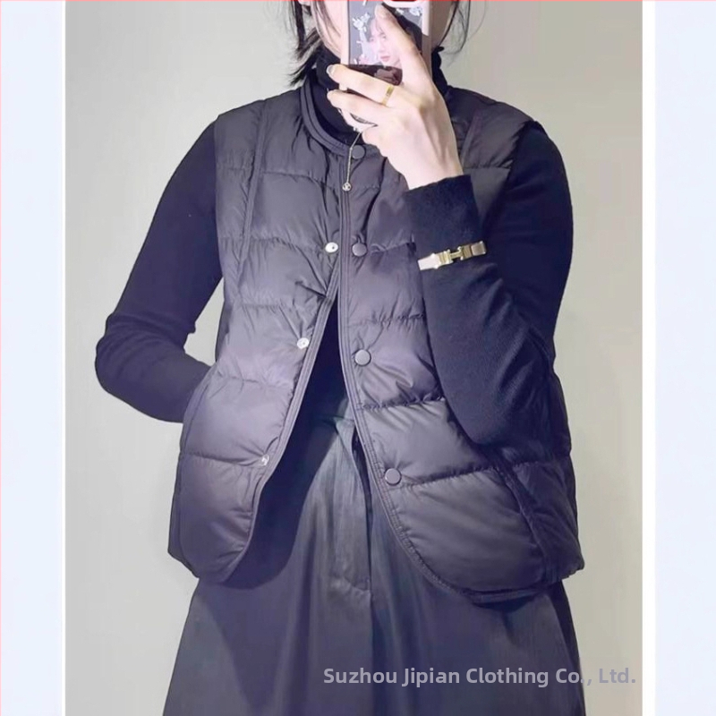 Moterų be rankovių pūkų liemenė, apvalus kaklas, laisvas kirpimas, 86–90% pūkų užpildas, poliesterio audinys, įprastas ilgis, žiema 2025