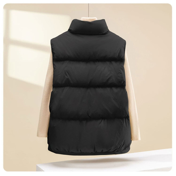 Vesta s vunenim punilom, V izrez, zatvara se jednim gumbom, glavni materijal Rayon 80–90%, proljeće 2025