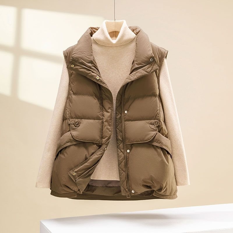 Vesta s vunenim punilom, V izrez, zatvara se jednim gumbom, glavni materijal Rayon 80–90%, proljeće 2025