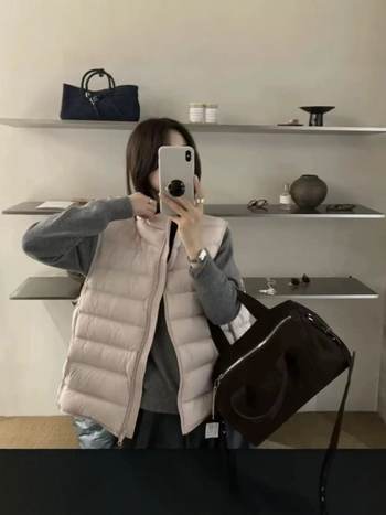 Дамски пухен жилет със стойка и ребрист дизайн, свободен крой, качулка, пълнеж от бял гъши пух