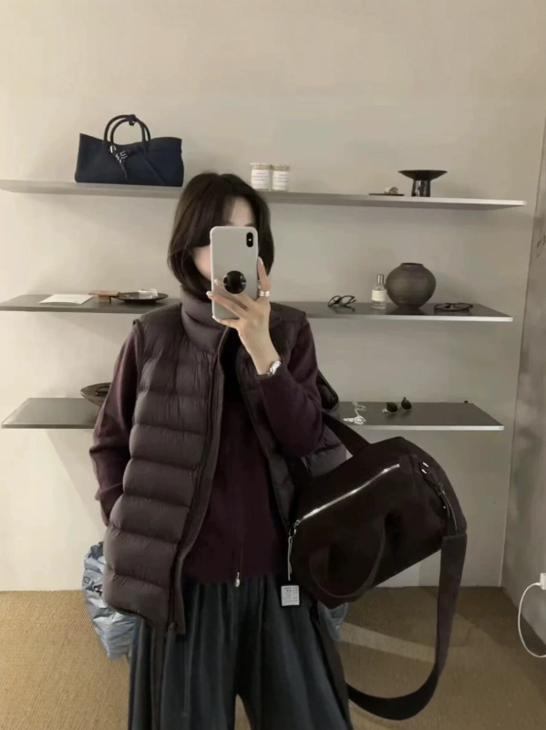 Дамски пухен жилет със стойка и ребрист дизайн, свободен крой, качулка, пълнеж от бял гъши пух