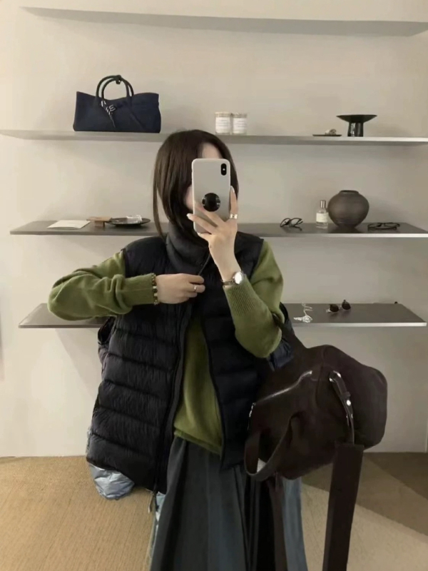 Дамски пухен жилет със стойка и ребрист дизайн, свободен крой, качулка, пълнеж от бял гъши пух