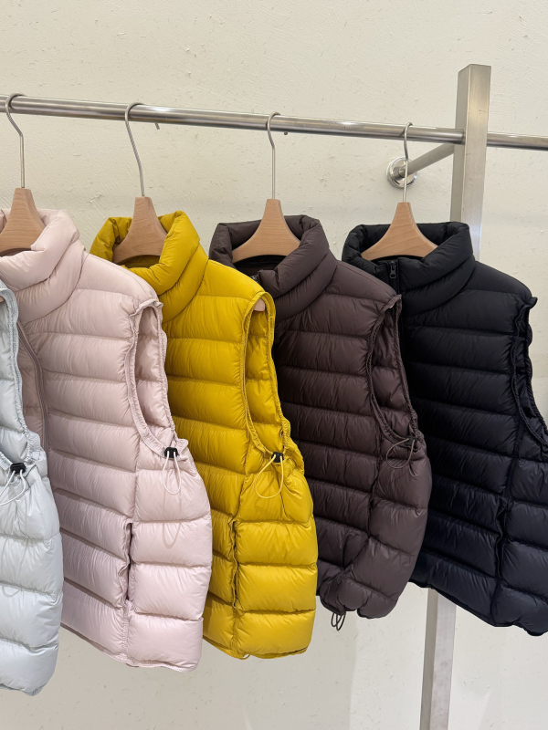 Дамски пухен жилет със стойка и ребрист дизайн, свободен крой, качулка, пълнеж от бял гъши пух