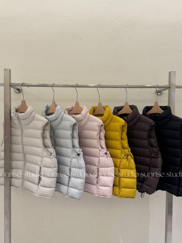 Дамски пухен жилет със стойка и ребрист дизайн, свободен крой, качулка, пълнеж от бял гъши пух