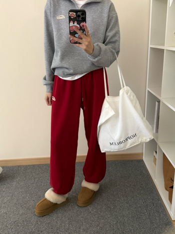 Дамски джогър панталони с лого, с флисово вътрешно подгряване, свободна кройка, висока талия, памук-полиестерова смес (50–70% памук, 30–50% полиестер), зимна колекция 2025